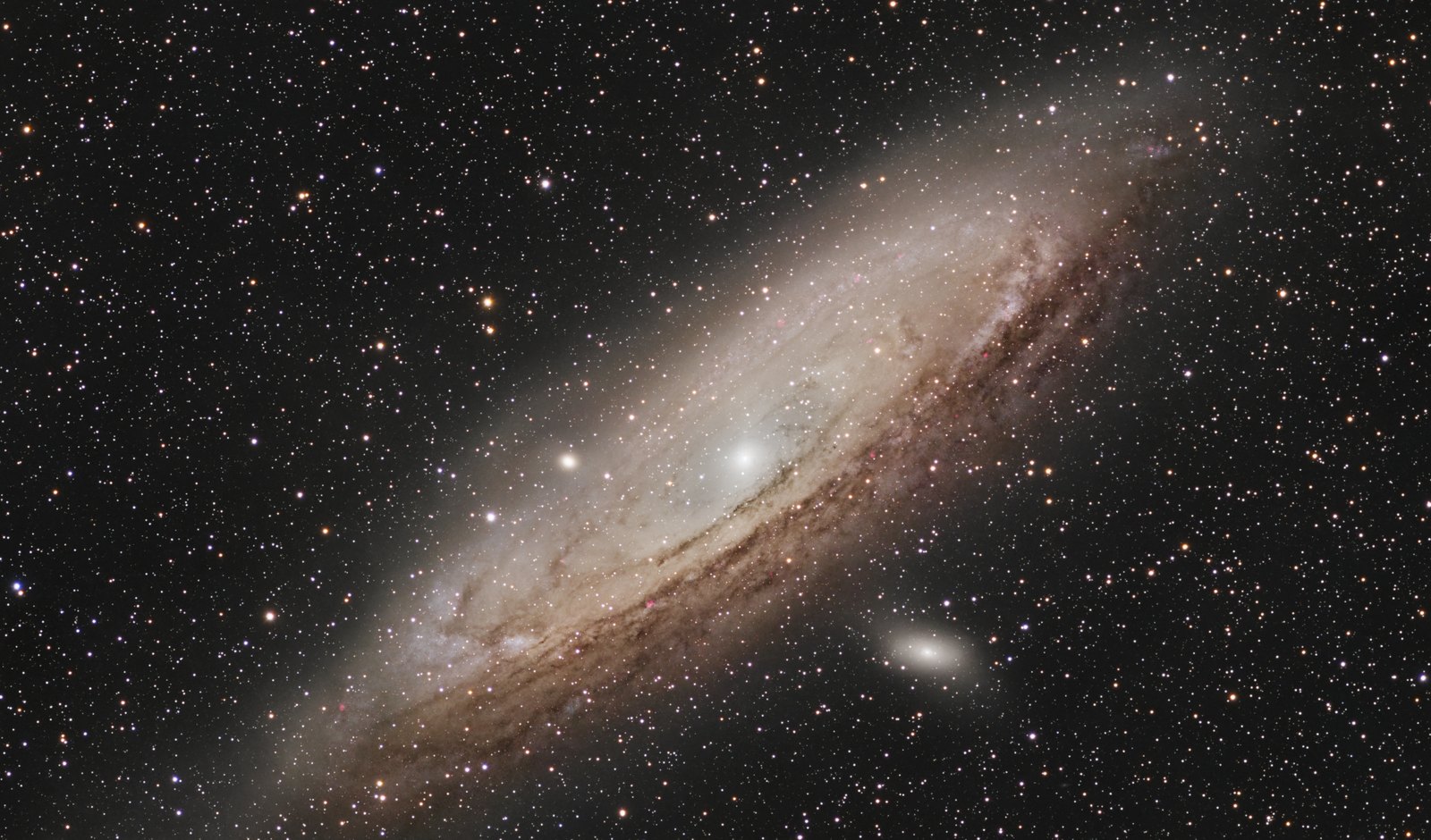 The same galaxy after processing: brown dust lanes, blue outer arms and pink star-forming regions